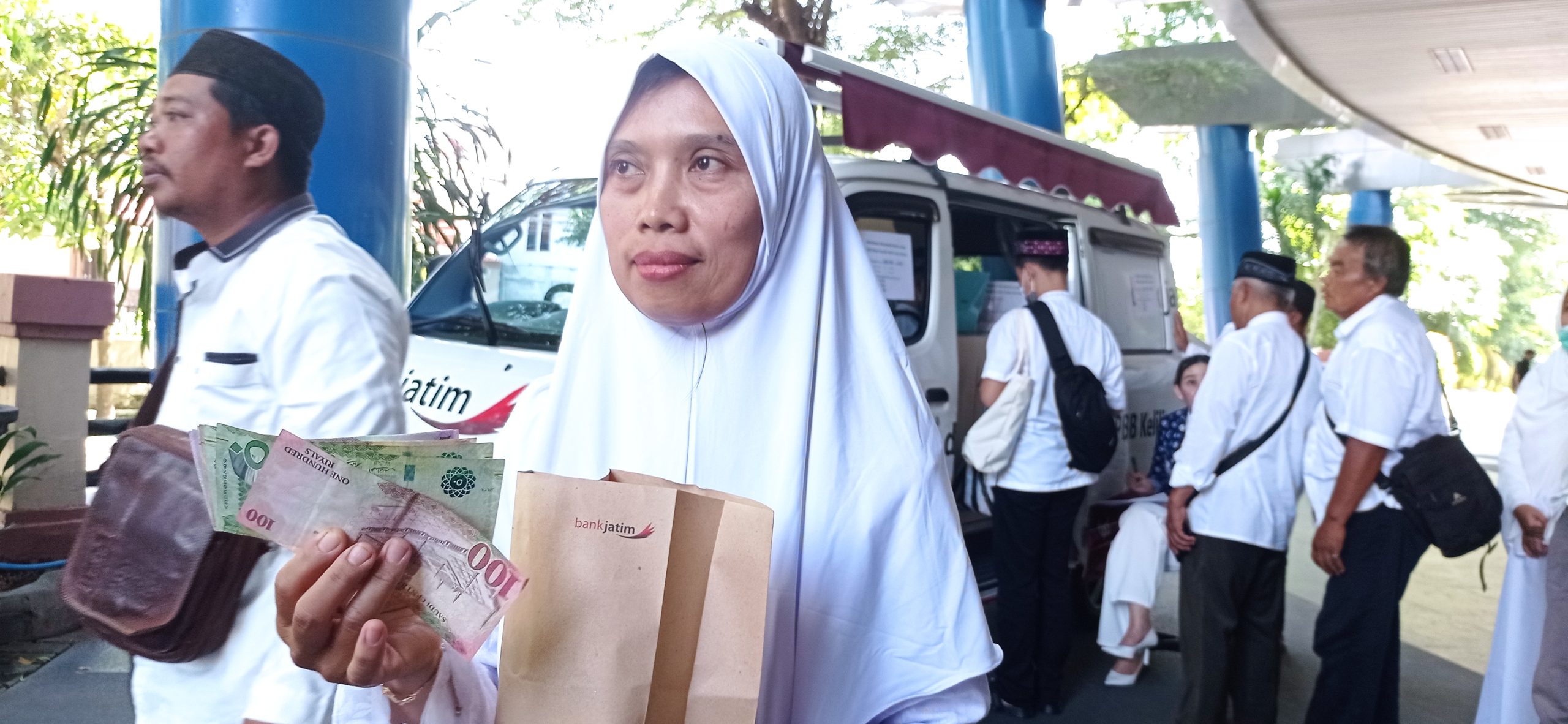 Jelang Berangkat Haji, Jamaah Kediri Ramai-Ramai Tukar Rupiah ke Riyal