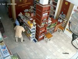 CCTV Ungkap Aksi Sejoli di Lamongan Gasak Minyak Kayu Putih dan Minyak Telon di Apotek