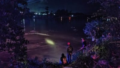 Warga Kediri Antusias Menanti Pladu hingga Dini Hari di Bawah Jembatan Jongbiru