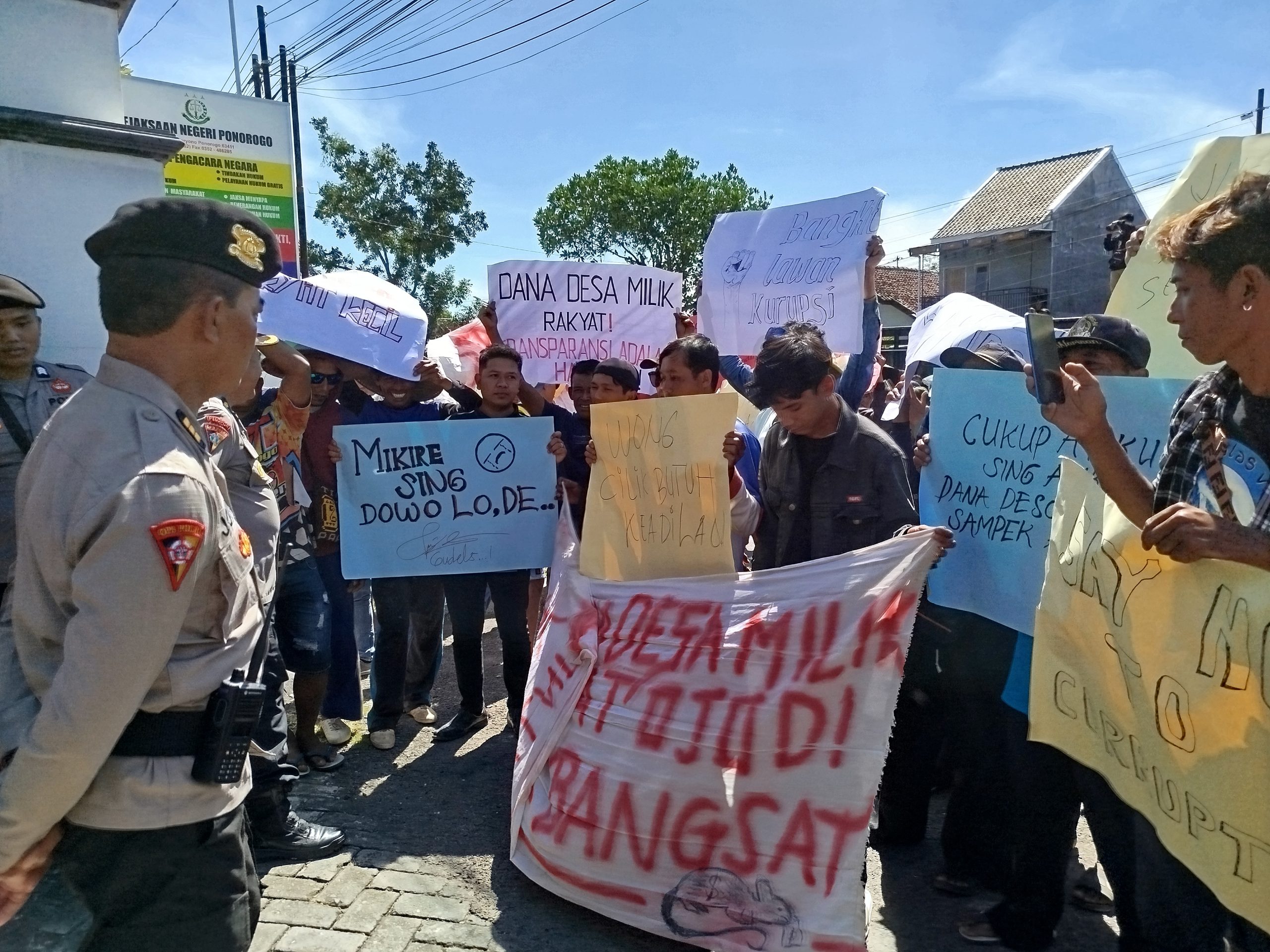 Ratusan Warga Desa Temon Geruduk Kejari Ponorogo, Tuntut Usut Dugaan Korupsi Kades