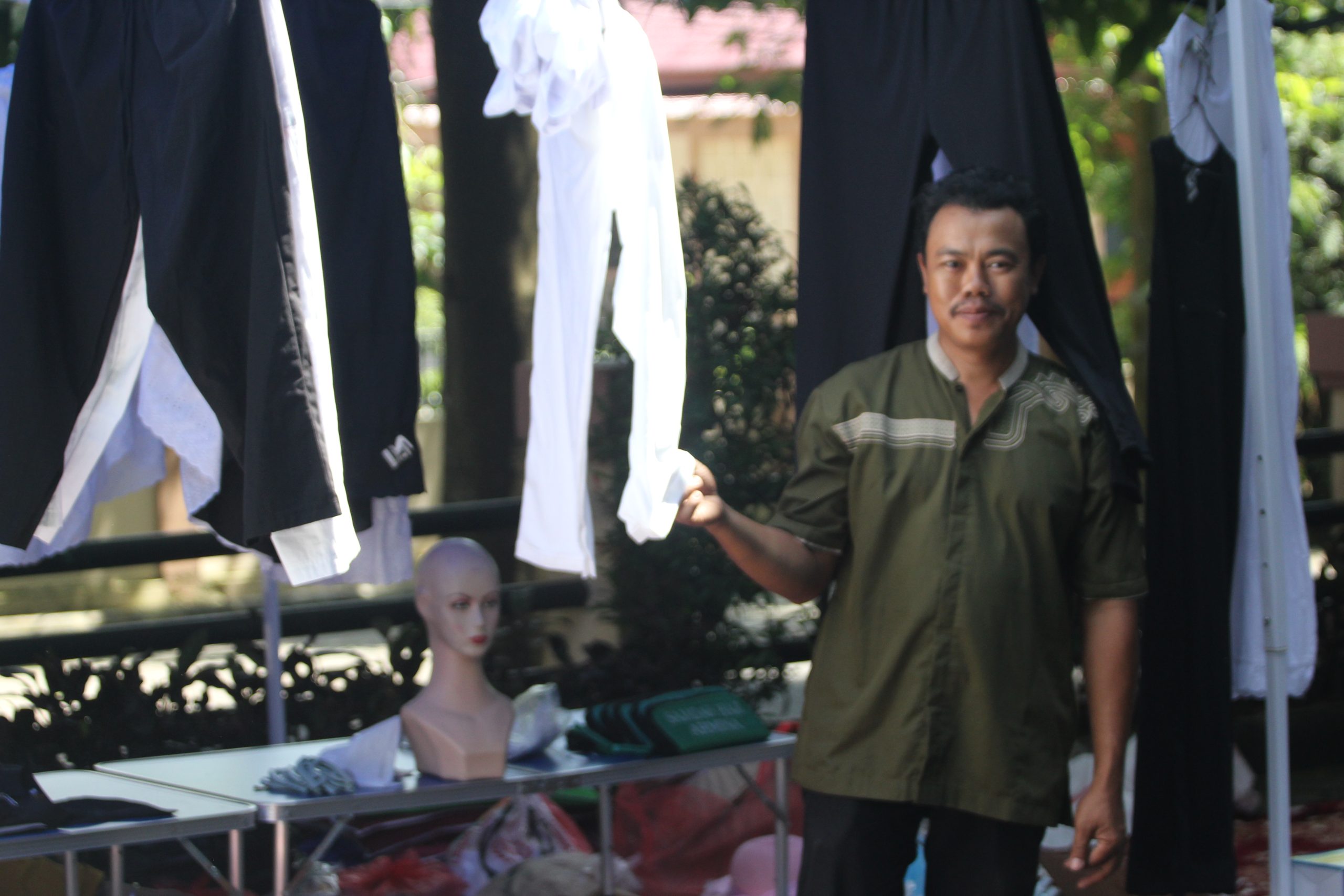 Omzet Toko Perlengkapan Haji Melejit Jelang Musim Keberangkatan