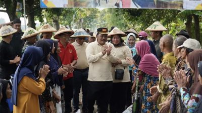 Kang Marhaen bersama istri Yuni Marhaen disambut warga saat memantau kerja bakti di salah satu desa (istimewa)