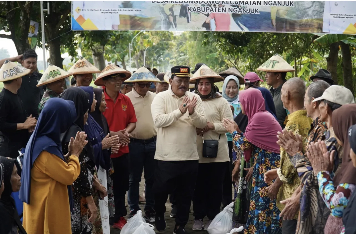 Kang Marhaen bersama istri Yuni Marhaen disambut warga saat memantau kerja bakti di salah satu desa (istimewa)
