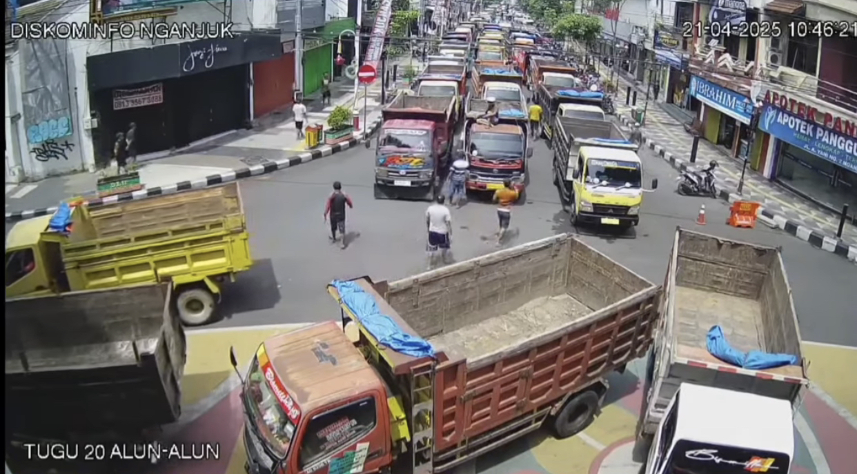 Sopir Dump Truck Nganjuk Desak Penertiban Armada Jumbo Luar Kota