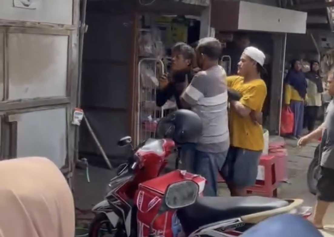 Diduga Mau Curi Motor, Pria Dihajar Massa di Pasar Warujayeng Nganjuk