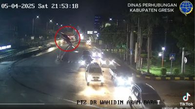 Fokus Baca Google Maps! Mobil BMW Terjun Bebas Setinggi 5 Meter dari Tol Krian-Gresik