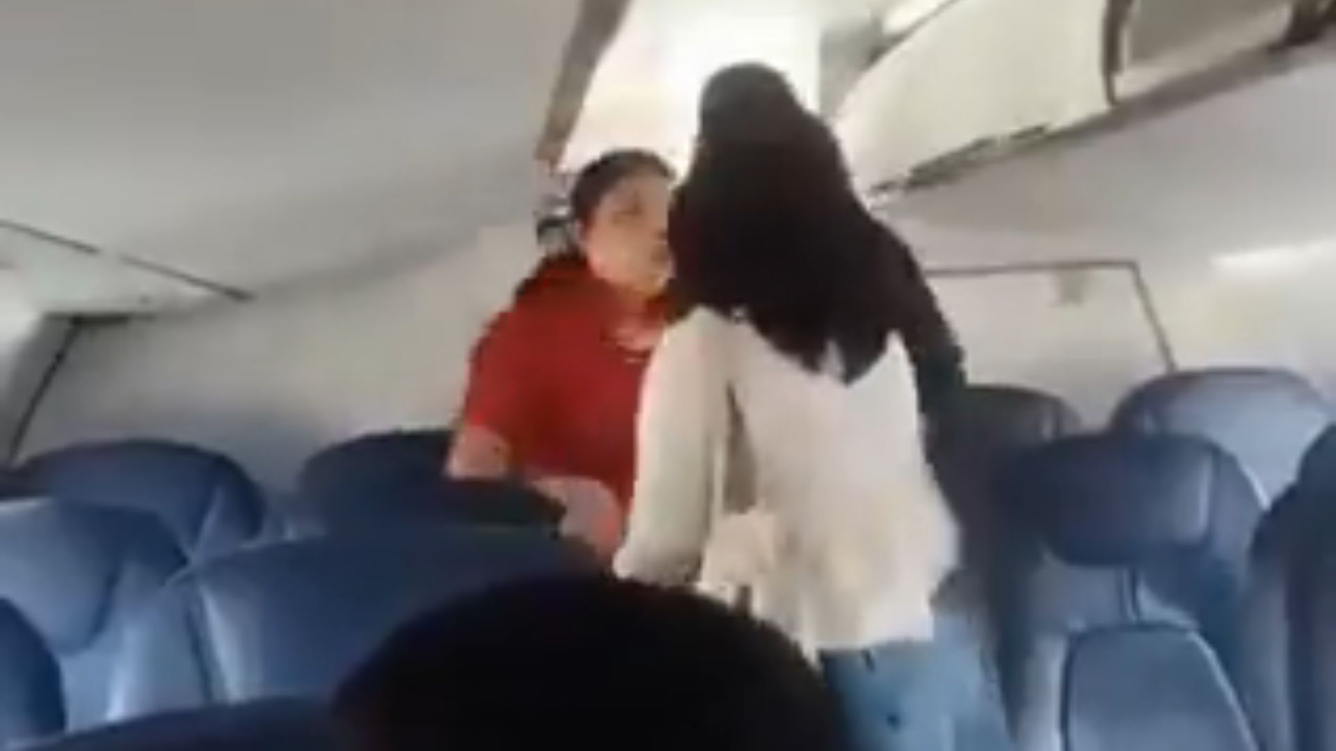 Video Viral! Anggota DPRD Sumatera Utara Cekik Pramugari, Cuma Gegara Koper