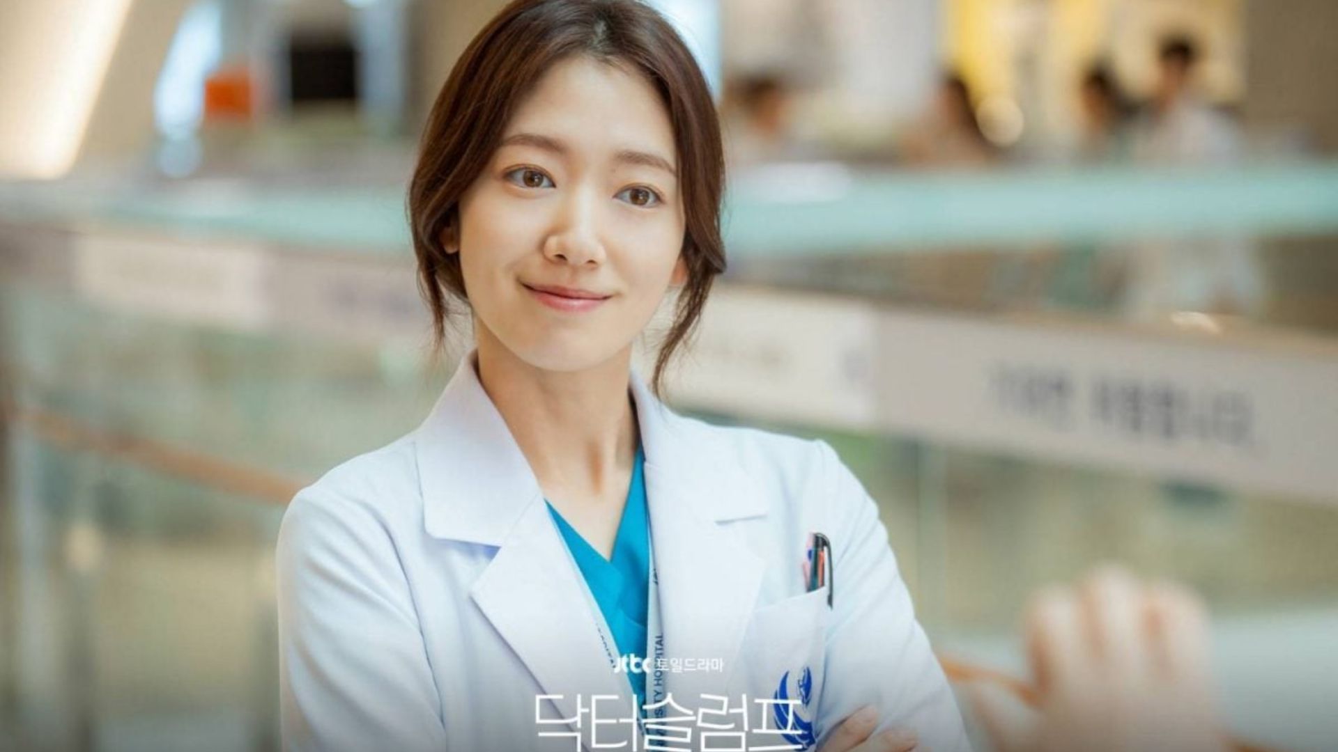 2021: Yoo In Na – Tetesan Salju Yang pertama dalam daftar adalah Yoo In Na , yang memerankan seorang dokter yang sangat cantik dan tenang bernama Chung Ha dalam drama bermuatan politik Snowdrop , yang dibintangi oleh Jisoo BLACKPINK dan Jung Hae In. Berlatar tahun 1987 selama masa kerusuhan, karakternya tidak hanya seorang dokter yang bertanggung jawab dan karismatik tetapi juga mata-mata rahasia Korea Utara. Meski tidak dianggap sebagai bintang papan atas, Yoo In Na telah mengukir ceruk yang kuat bagi dirinya sendiri dengan peran yang tak terlupakan, mungkin yang paling terkenal sebagai pemilik toko ayam goreng yang unik dalam Goblin . 2022: Son Ye Jin – Tiga Puluh Sembilan Pada tahun 2022, Son Ye Jin dinobatkan sebagai dokter tercantik di layar kaca lewat perannya sebagai Cha Mi Jo , seorang dokter kulit sukses dalam Thirty-Nine . Meski berusia 40-an dan masih melajang, hidupnya jauh dari kata sepi berkat dua sahabat karib dan, akhirnya, hubungan romantis yang berarti. Seorang tokoh legendaris dalam hiburan Korea, Son Ye Jin telah lama identik dengan drama dan film roman klasik, termasuk Summer Scent , The Classic , A Moment to Remember , Be With You , dan Crash Landing on You . 2023: Lee Sung Kyung – Dr. Romantis Daftar ini tidak akan lengkap tanpa Lee Sung Kyung , yang kembali memerankan Cha Eun Jae di musim ketiga Dr. Romantic . Diperkenalkan di Musim 2 (2020), karakternya tetap menjadi pusat perhatian dalam kembalinya serial ini pada tahun 2023. Bersama lawan mainnya Ahn Hyo Seop, ia menghidupkan kisah cinta yang menyentuh yang berlandaskan pada dunia kedokteran yang penuh tekanan. Awalnya seorang model, Lee Sung Kyung beralih ke dunia akting pada tahun 2014 dan sejak itu menjadi bintang tetap di televisi. Pada tahun 2025, ia akan beradu akting dengan Lee Dong Wook dalam drama laga-romantis The Good Man . 2024: Park Shin Hye – Dokter Slump Pada tahun 2024, Park Shin Hye kembali dengan perannya sebagai Nam Ha Neul dalam Doctor Slump , beradu akting dengan Park Hyung Sik. Mantan mahasiswa berprestasi yang menjadi dokter, Nam Ha Neul berjuang melawan depresi meskipun ia sukses, menggambarkan tantangan kesehatan mental yang sering dihadapi para profesional. Untungnya, dia menemukan dukungan dan cinta dalam diri Yeo Jeong Woo , mantan rival akademis yang berubah menjadi belahan jiwa. Park Shin Hye menjadi terkenal lewat The Heirs dan sejak itu membintangi sejumlah film terkenal seperti Pinocchio , Doctors , Memories of the Alhambra , dan The Judge from Hell . 2025: Go Youn Jung – Buku Pegangan Residen Menutup daftar adalah Go Youn Jung , "dokter cantik" yang sedang naik daun pada tahun 2025 dengan perannya sebagai Oh Yi Young dalam Resident Playbook . Seorang wanita muda kaya yang terlilit utang, ia menjalani masa residensi di Rumah Sakit Yulje dengan sedikit semangat, hanya rencana untuk bertahan hidup selama satu tahun. Namun, perjalanannya memicu pertumbuhan, koneksi, dan tujuan baru. Dibandingkan dengan seniornya dalam daftar ini, Go Youn Jung adalah bintang yang sedang naik daun. Ia menarik perhatian besar pada tahun 2022 melalui Alchemy of Souls: Light and Shadow , dan kemudian melanjutkannya dengan peran yang diakui dalam Moving dan Death's Game .