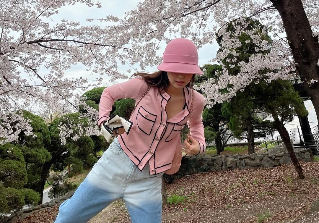 7 Inspirasi OOTD Korean Style Hijab Ala Jennie Blackpink, Tampil Anggun dan Lucu!