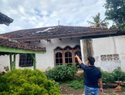 Aduh! Balon Udara Pembawa Petasan Hancurkan Atap Rumah di Tulungagung