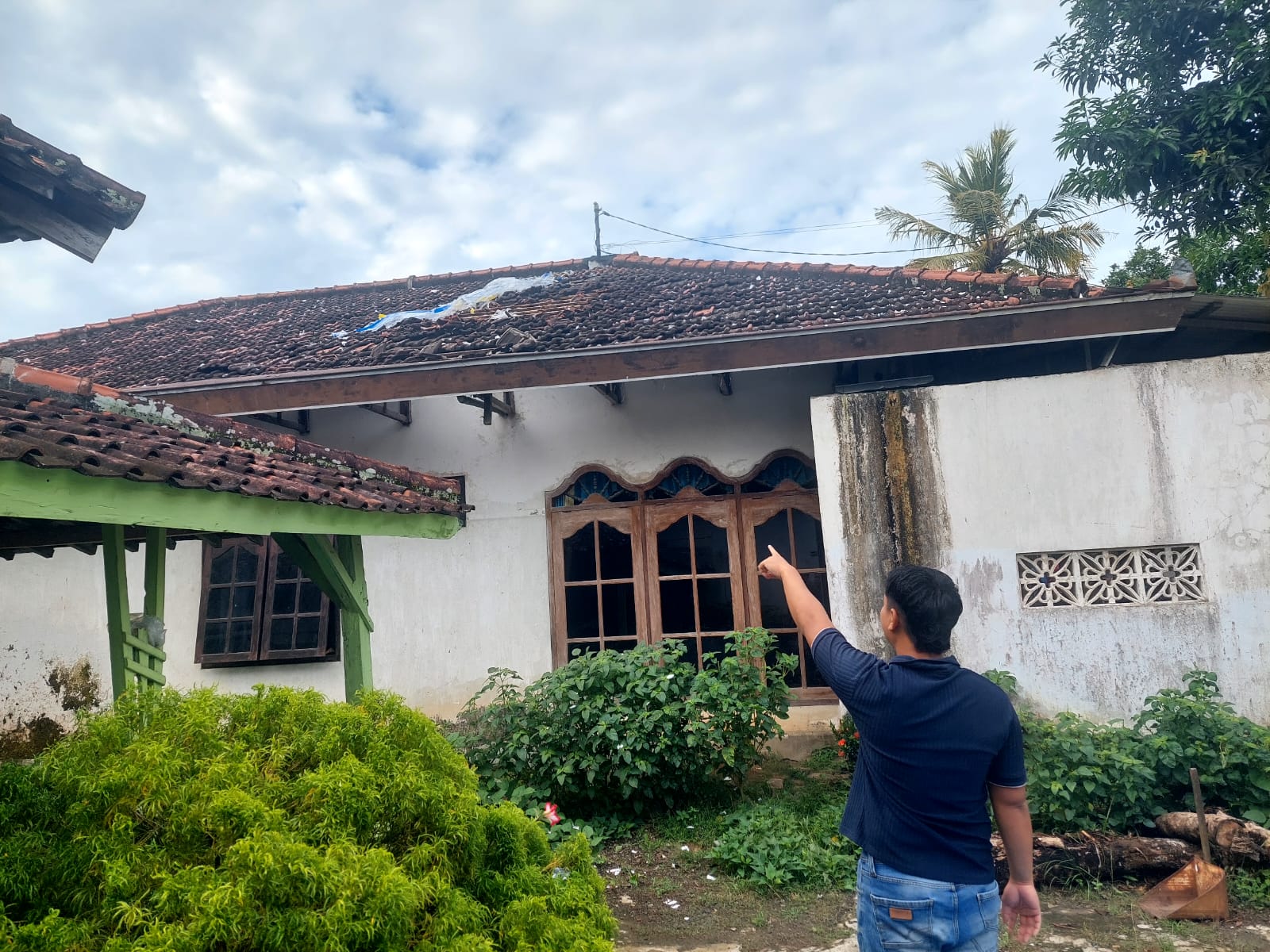 Aduh! Balon Udara Pembawa Petasan Hancurkan Atap Rumah di Tulungagung