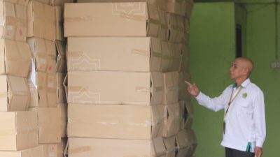 Paulo Jose Ximenes Humas Kemenag Kabupaten Kediri tunjukkan koper terbungkus karton milik CJH di Kantor Kemenag Kabupaten Kediri (bakti)