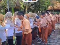 Halal Bihalal Warnai Hari Pertama Masuk Sekolah di SMPN 2 Purwoasri