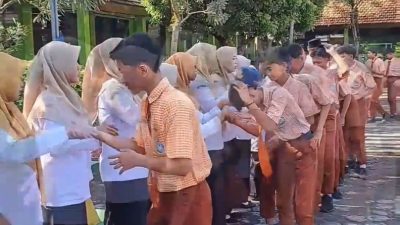 Halal Bihalal Warnai Hari Pertama Masuk Sekolah di SMPN 2 Purwoasri