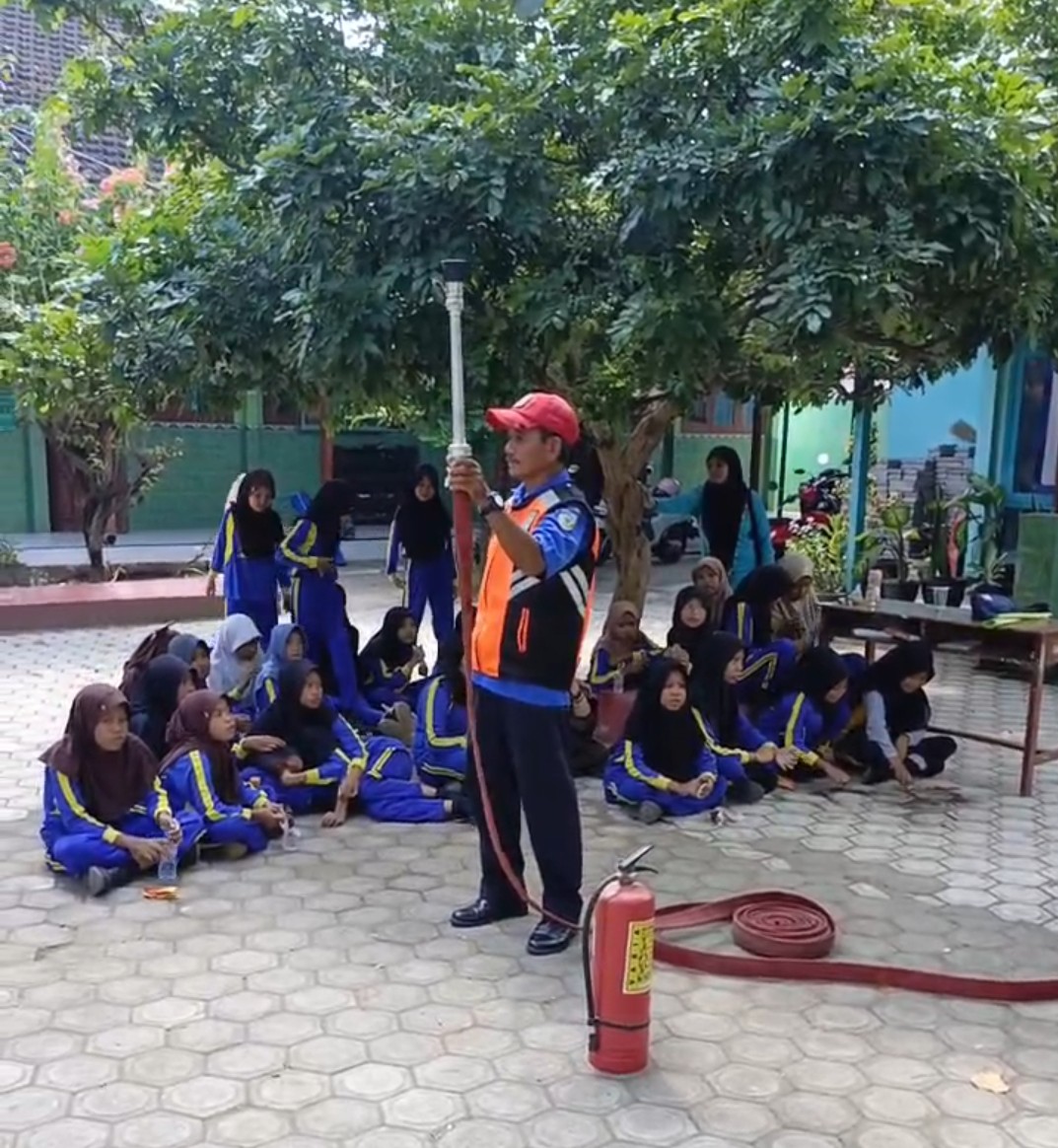 FPRB Barat Sungai Latih Siswa SD di Tarokan Tanggulangi Bencana dan Penanganan Korban