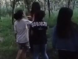 Miris ! Aksi Perundungan di Hutan Jati Blitar Viral, Korban Dijambak dan Didorong hingga Menangis
