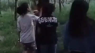 Miris ! Aksi Perundungan di Hutan Jati Blitar Viral, Korban Dijambak dan Didorong hingga Menangis