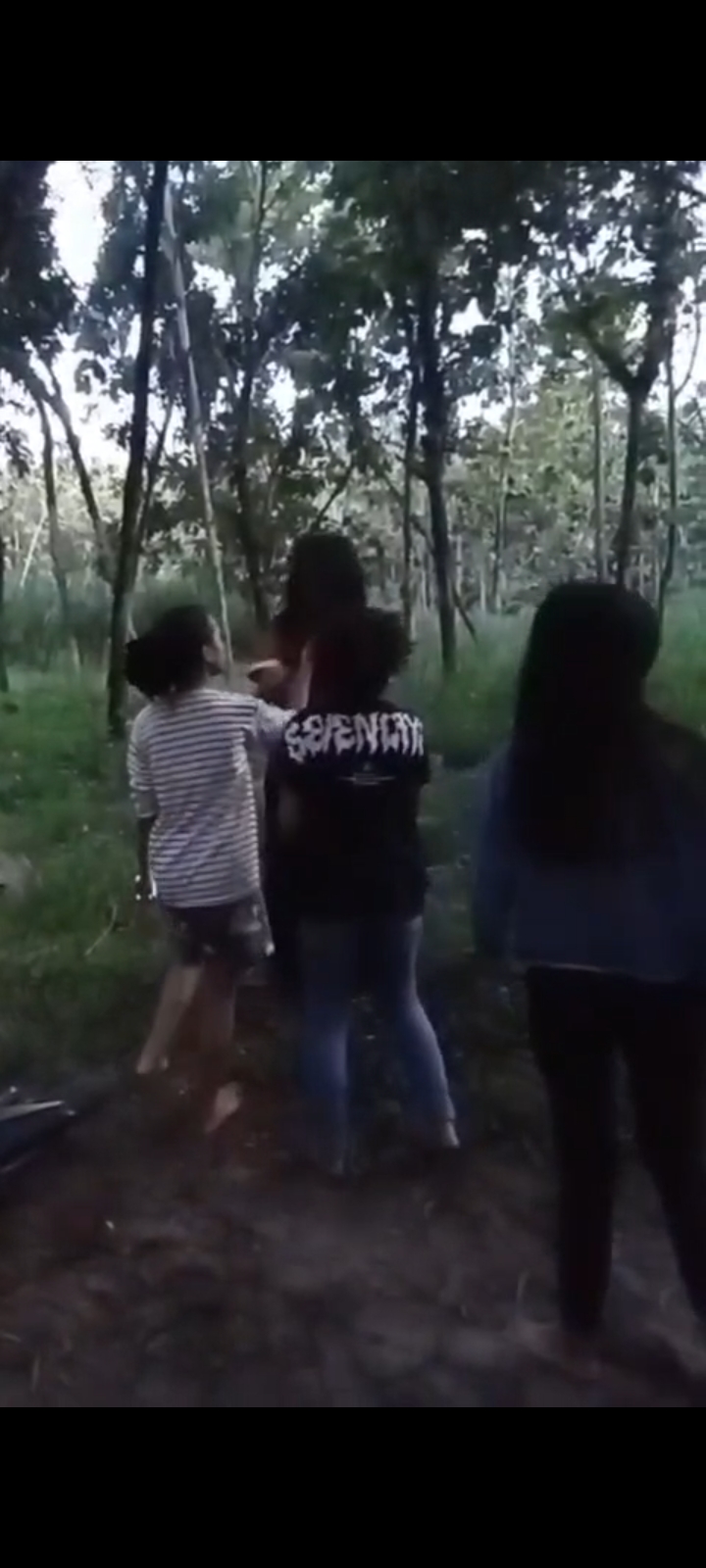 Miris ! Aksi Perundungan di Hutan Jati Blitar Viral, Korban Dijambak dan Didorong hingga Menangis