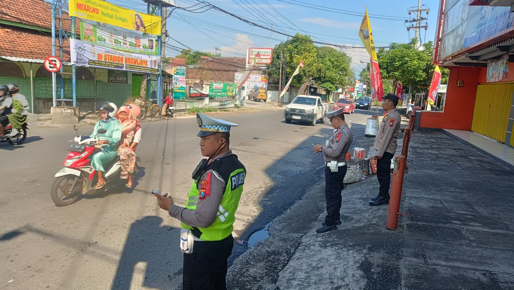 Lalu Lintas di Simpang Empat Bence Kediri Tetap Lancar Meski Volume Kendaraan Meningkat