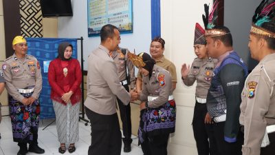 Rayakan Hari Kartini, Polwan Kediri Kota Tampil Berkebaya dan Berikan Pelayanan Penuh Pesona Budaya