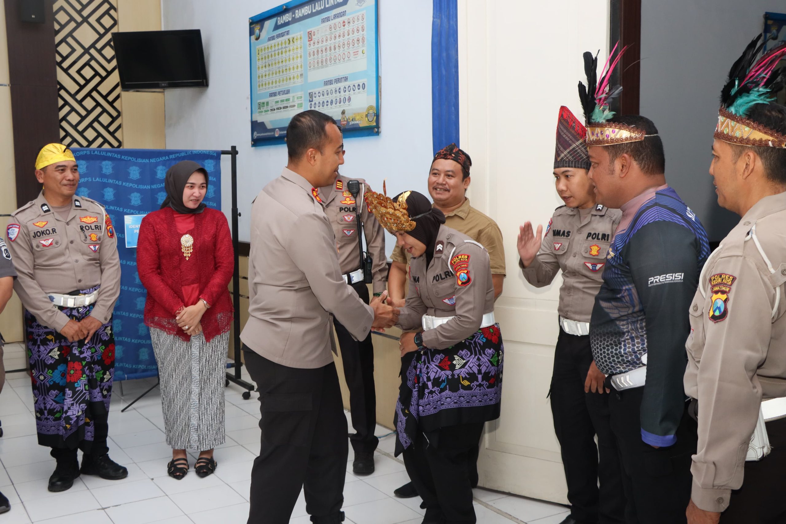 Rayakan Hari Kartini, Polwan Kediri Kota Tampil Berkebaya dan Berikan Pelayanan Penuh Pesona Budaya