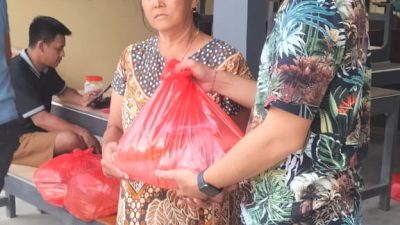 Terdampak Debu Proyek Tol, Warga Tiron Terima Bantuan Sembako dari PT Hastari