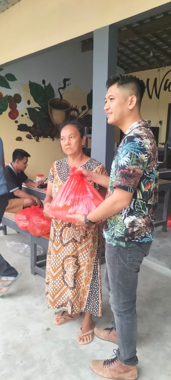 Terdampak Debu Proyek Tol, Warga Tiron Terima Bantuan Sembako dari PT Hastari