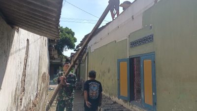 Koramil 0809/02 Pesantren dan Warga Ngletih Gotong Royong Bongkar Atap Rumah Rapuh