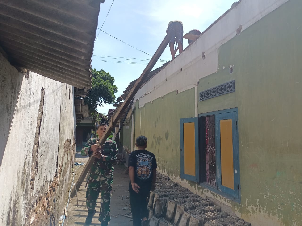 Koramil 0809/02 Pesantren dan Warga Ngletih Gotong Royong Bongkar Atap Rumah Rapuh