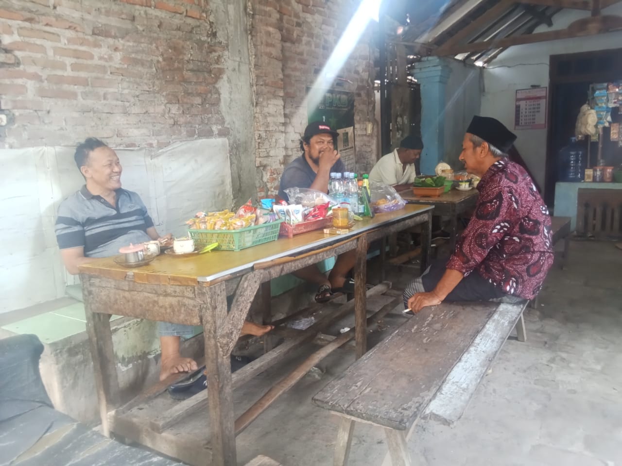 Di Tengah Kesibukan Mengajar, Gus Muala Tetap Hadir Hangat di Tengah Warga