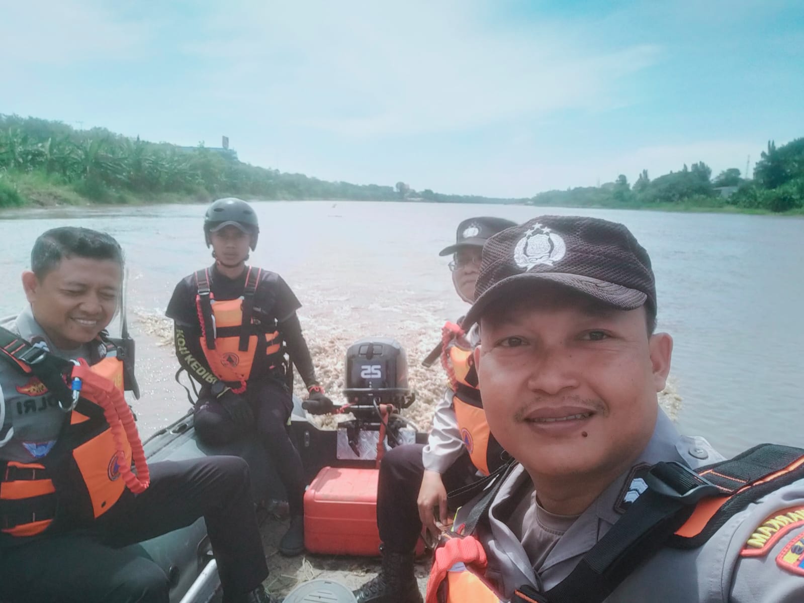 Patroli Gabungan Polsek Kota, TNI, dan BPBD Amankan Sungai Brantas Selama Musim Pladu