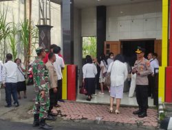 Kapolsek Pesantren Komandoi Pengamanan Jumat Agung, Simbol Toleransi Beragama di Kediri