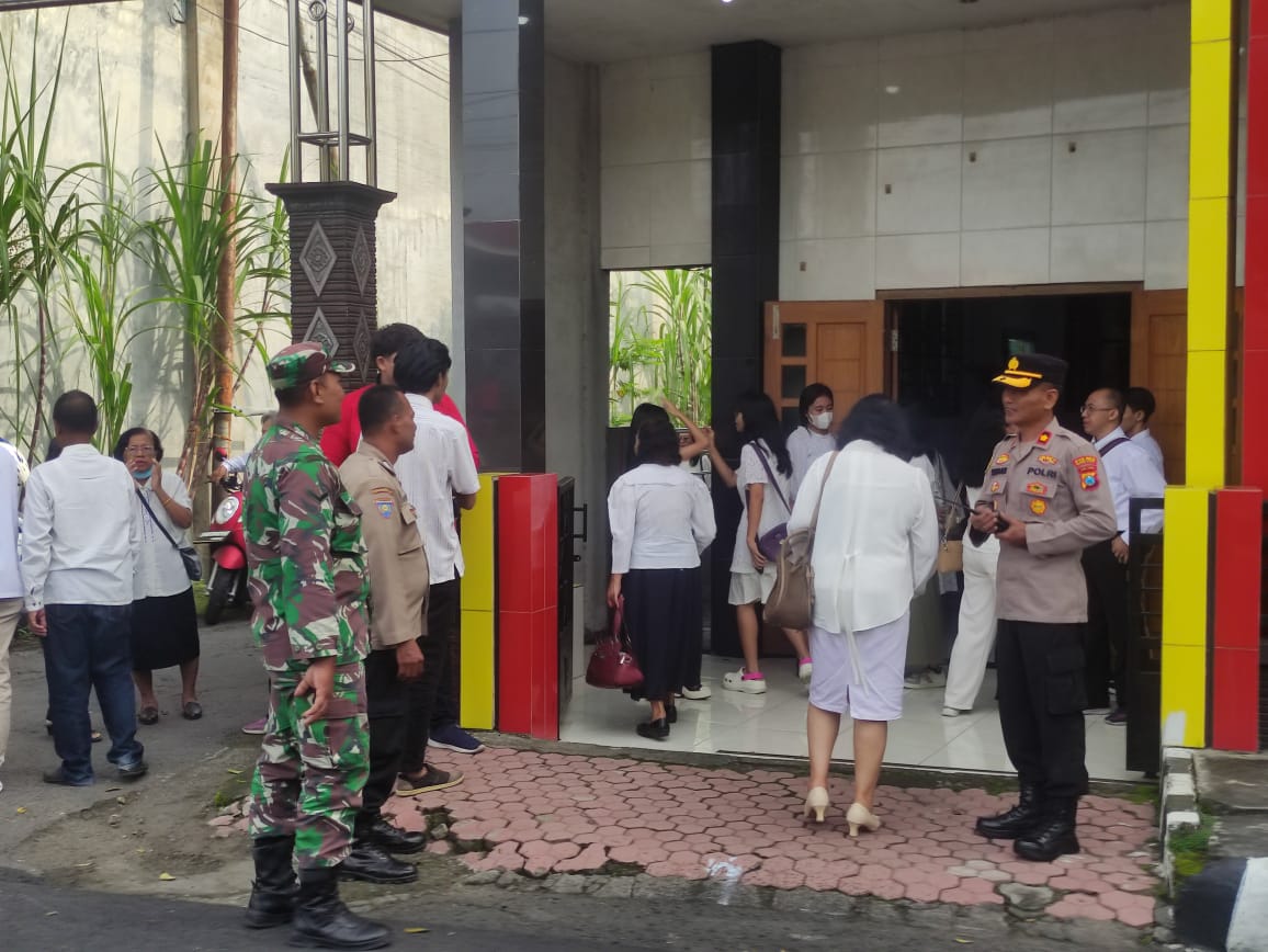 Kapolsek Pesantren Komandoi Pengamanan Jumat Agung, Simbol Toleransi Beragama di Kediri