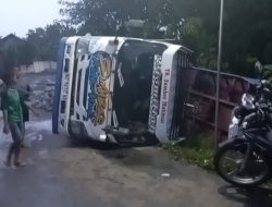 Truk Pengangkut Paving Terguling di Nganjuk, Hampir Terjun ke Jurang