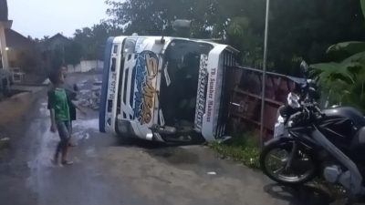 Truk Pengangkut Paving Terguling di Nganjuk, Hampir Terjun ke Jurang