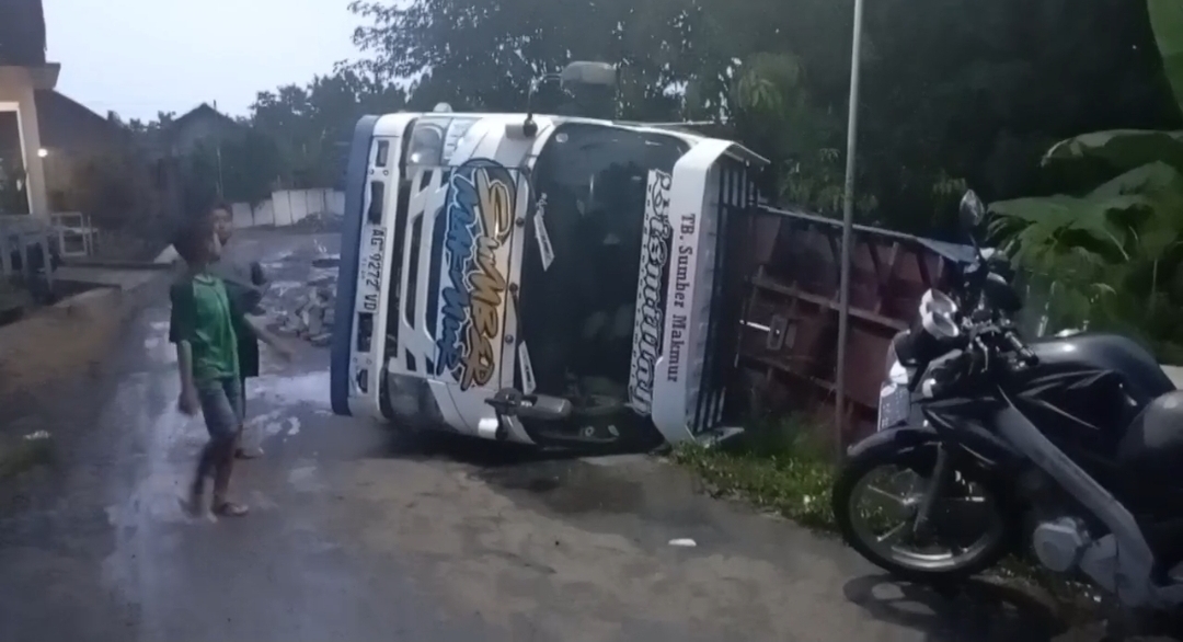 Truk Pengangkut Paving Terguling di Nganjuk, Hampir Terjun ke Jurang