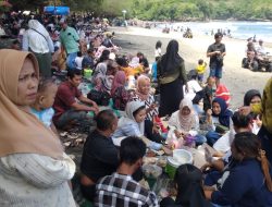 Libur Lebaran, Pantai Serang Blitar Diserbu Ribuan Wisatawan Setiap Hari