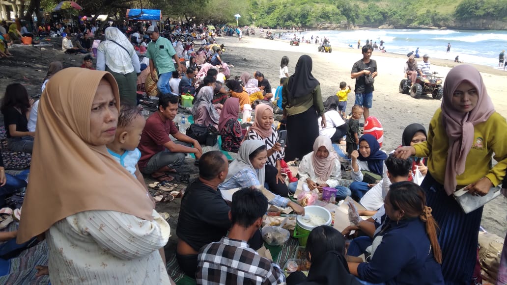 Libur Lebaran, Pantai Serang Blitar Diserbu Ribuan Wisatawan Setiap Hari