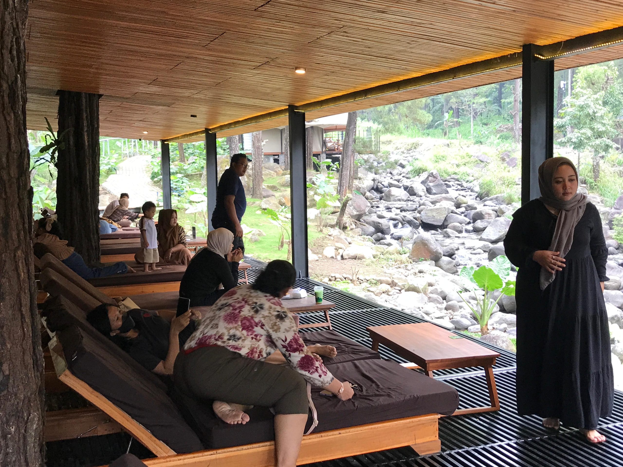 Alam Segar Jolotundo Jadi Pelarian Favorit Warga Kota yang Ingin Menenangkan Diri