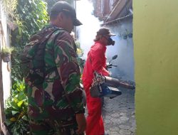 Cegah DBD, Koramil Pesantren Dampingi Fogging di Cakarsi Tosaren