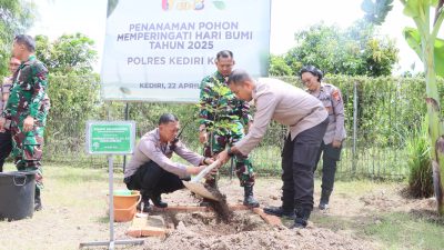 Peringati Hari Bumi, Kapolres dan Dandim Kediri Tanam Pohon di Grogol sebagai Wujud Peduli Lingkungan