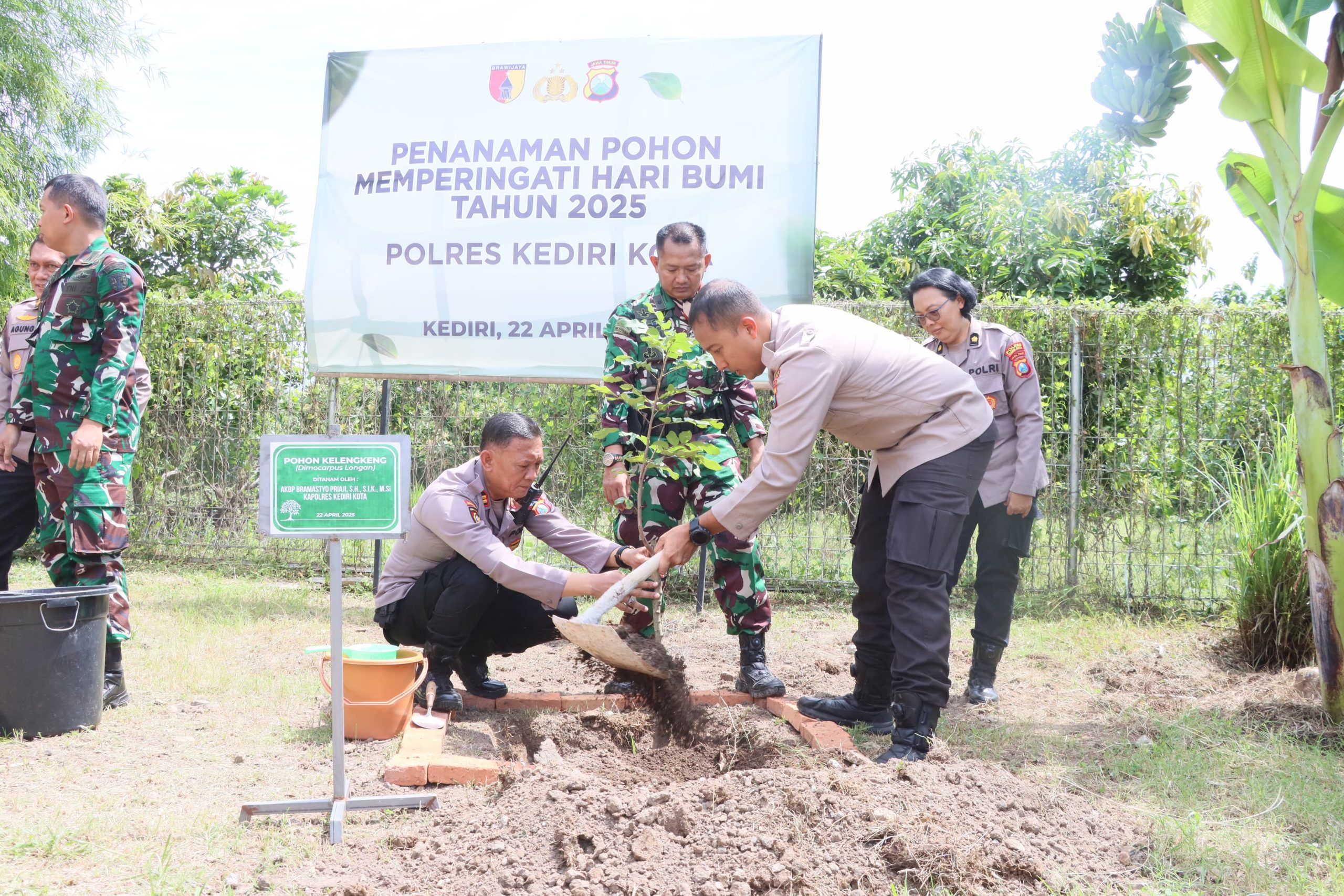 Peringati Hari Bumi, Kapolres dan Dandim Kediri Tanam Pohon di Grogol sebagai Wujud Peduli Lingkungan