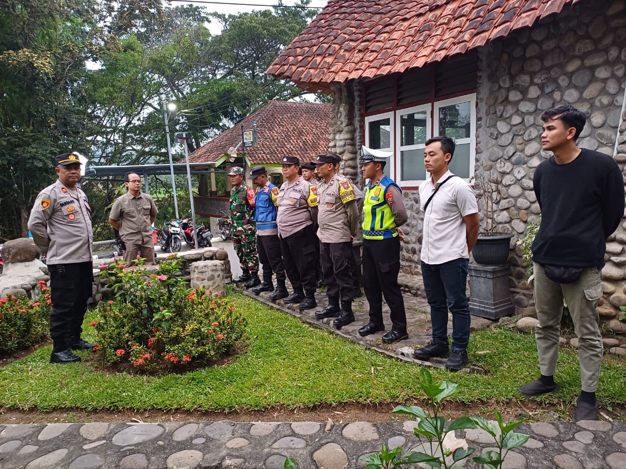 Ratusan Jemaat Khusyuk Jalani Jalan Salib di Gua Maria Lourdes Puhsarang, Polsek Semen Siaga Amankan Prosesi