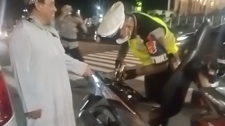 Briptu Roland Tuai Pujian Usai Bantu Pengendara Kehabisan Bensin di Tengah Padatnya Lalu Lintas