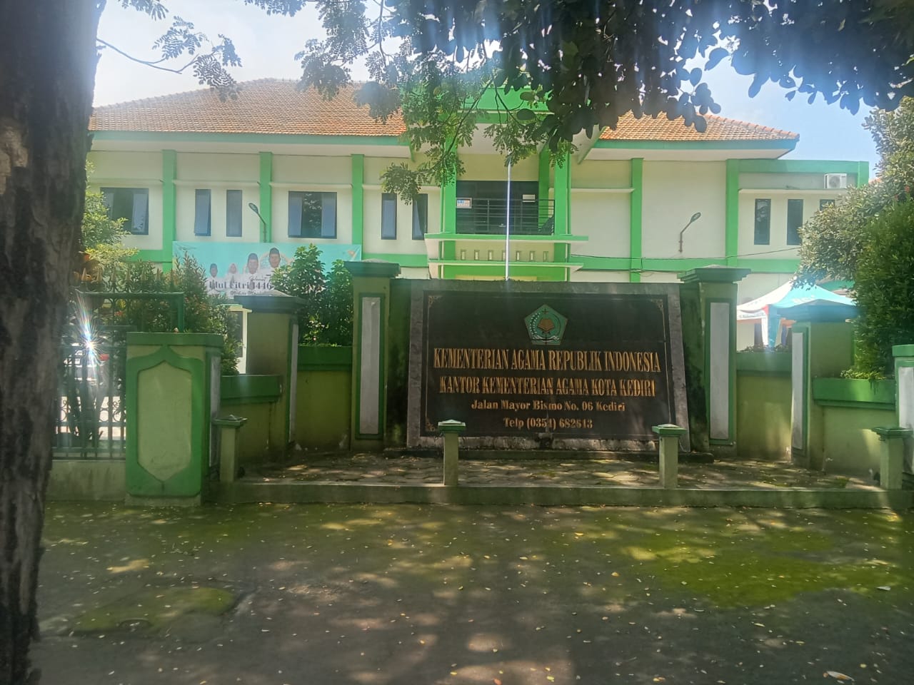 Kemenag Kota Kediri Belum Terima Edaran Resmi Terkait Pelarangan Wisuda PAUD hingga SMP KEDIRI, LINGKARWILIS.COM – Larangan pelaksanaan wisuda untuk jenjang pendidikan dasar seperti PAUD, TK, SD hingga SMP yang baru-baru ini diumumkan oleh Kementerian Pendidikan, Kebudayaan, Riset, dan Teknologi (Kemendikbudristek), rupanya belum sepenuhnya diterapkan oleh instansi terkait di daerah. Humas Kementerian Agama (Kemenag) Kota Kediri, Mukti Ali, menjelaskan bahwa pihaknya hingga kini masih menantikan surat edaran resmi dari pemerintah pusat sebagai dasar penerapan kebijakan tersebut di lingkungan pendidikan keagamaan. “Belum ada surat tertulis yang kami terima. Jadi, kami belum bisa menyampaikan secara formal kepada satuan pendidikan seperti RA, MTs, maupun madrasah yang berada di bawah Kemenag,” ungkapnya saat ditemui di kantor, Rabu (15/4/2025). Kendati demikian, ia menegaskan bahwa Kemenag Kota Kediri akan mematuhi arahan pemerintah pusat bila edaran resmi sudah diterbitkan. Menurutnya, semangat dari kebijakan tersebut sejalan dengan nilai-nilai yang dijunjung lembaga pendidikan keagamaan. “Kami mendukung langkah yang menekankan kesederhanaan dan esensi pendidikan, agar kegiatan penutup tahun ajaran tidak hanya menjadi ajang seremonial belaka,” ujarnya. Sebagai informasi, larangan wisuda ini hanya ditujukan untuk jenjang pendidikan dasar dan menengah. Sementara kegiatan wisuda di tingkat pendidikan tinggi masih diperbolehkan seperti biasa.