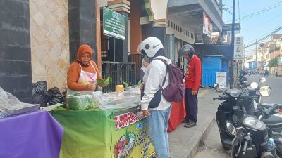 Harga Ketan Meroket, Omzet Pedagang Jajanan Tradisional di Ngadirejo Terpukul