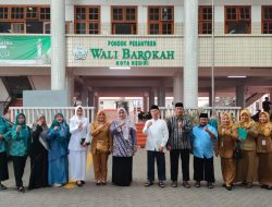 Sinergi Kesehatan dan Pendidikan, Ketua PKK Kota Kediri Tinjau Posyandu di Ponpes Wali Barokah
