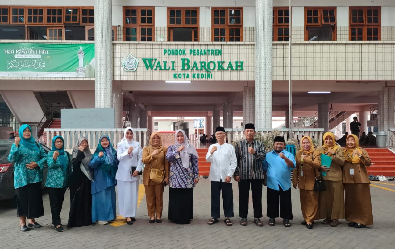 Sinergi Kesehatan dan Pendidikan, Ketua PKK Kota Kediri Tinjau Posyandu di Ponpes Wali Barokah