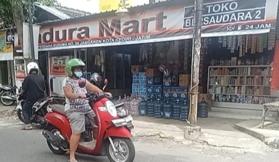 Toko Madura Tetap Buka Saat Lebaran, Solusi Warga Penuhi Kebutuhan