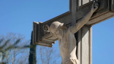 30 Ide Caption Sosial Media di Momen Jumat Agung yang Penuh Makna, Cek Yuk!